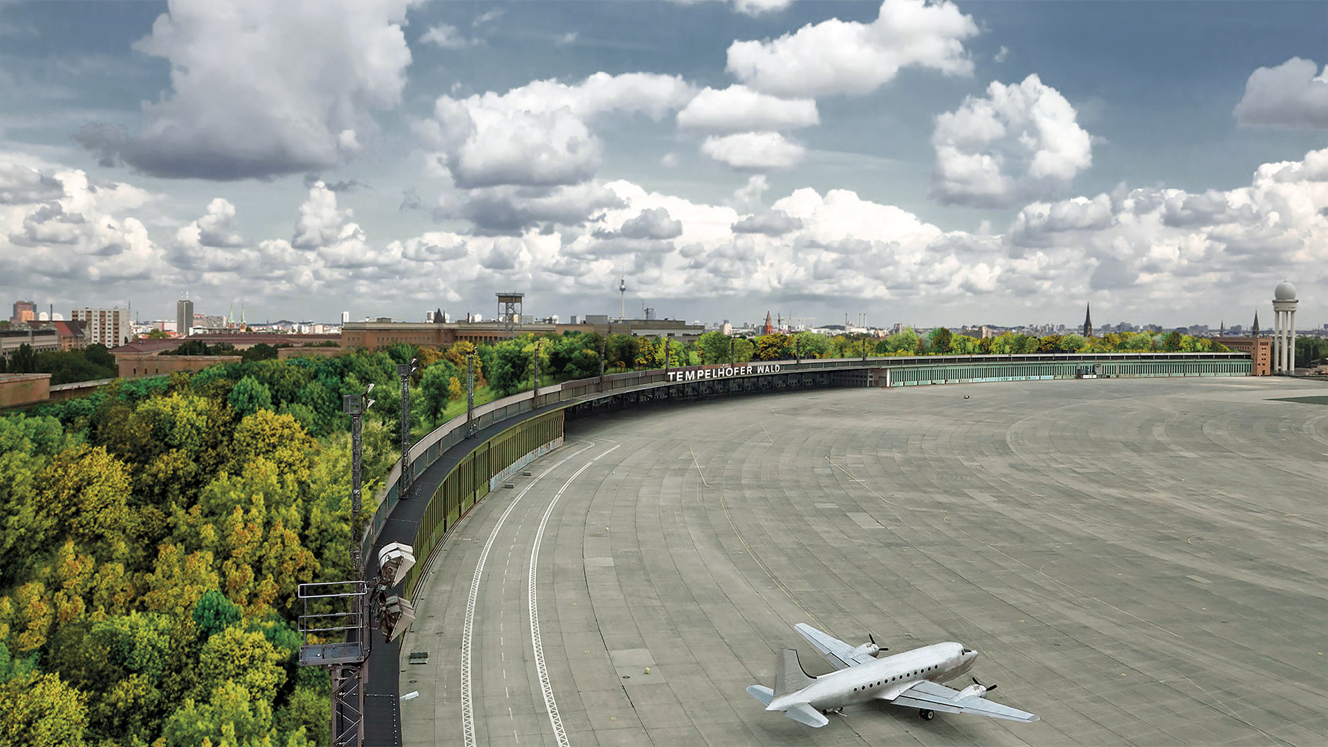 Tempelhofer Wald - Event - Flugfeld mit Wald auf dem Dach des Gebäudes