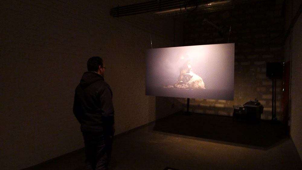 Location transformator - Event- Unseen Westeros - Besucher betrachtet ein Werk