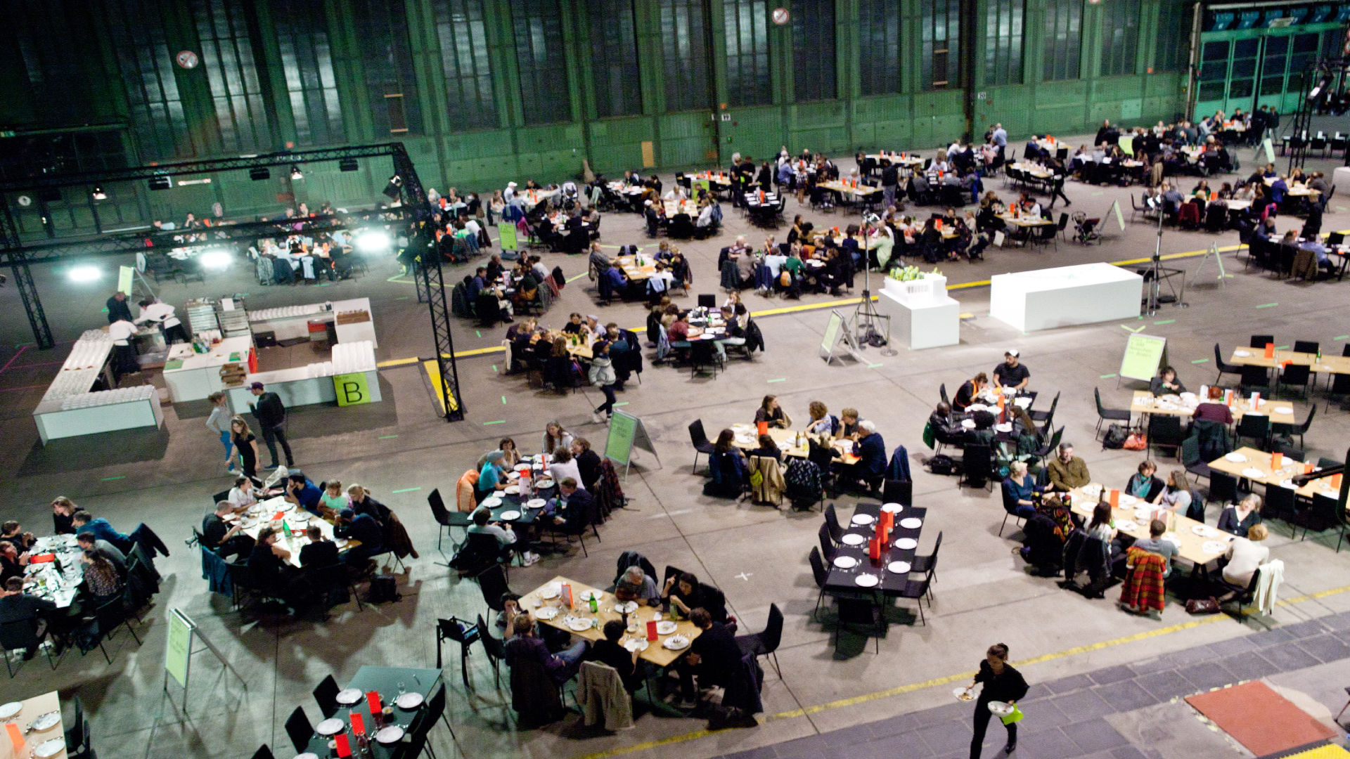Tempelhofer Wald - Event - Das Mahl der 1000 im Hangar 8 des Flughafengebäudes