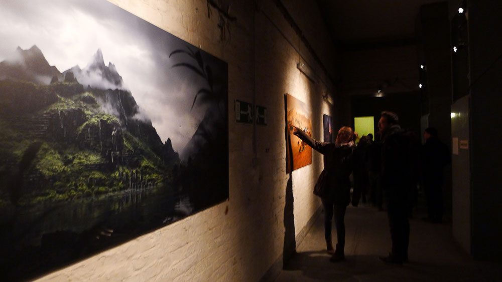Location transformator - Event- Unseen Westeros - Besucher deutet auf ein Werk