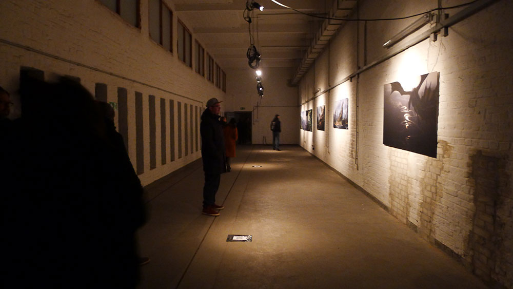 Location transformator - Event- Unseen Westeros - Teile der Ausstellung in einem langen Gang