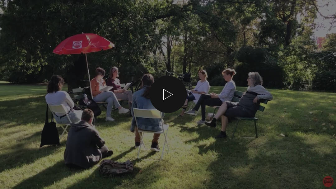 Literatur auf der Parkbank - Cottbus -Szene einer Lesung und Video- corange offers concepts and production of events & film as well as website & seo